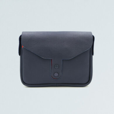 Le sac N marieBerte - Vue de face - Vachette lisse bleu nuit, couleur doublure agneau rouge carmin