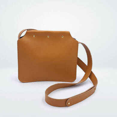Le sac O marieBerte - Vue de face - Vachette camel, couleur doublure chèvre velours bleu