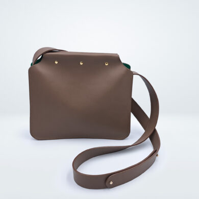 Le sac O marieBerte - Vue de face - Vachette taupe micro grain, couleur doublure chèvre velours vert